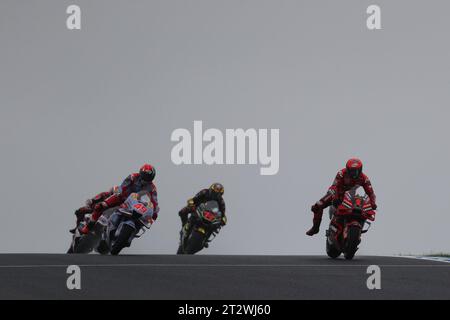 PHILLIP ISLAND, Australie. 22 octobre 2023. 2023 Guru par Gryfyn Australian Motorcycle Grand Prix - Francesco Bagnaia (Italie) au volant de la Ducati Lenovo Desmosediici GP-23 #1 lors de l'échauffement dans des conditions humides au Phillip Island Grand Prix circuit le 22 octobre 2023 à Phillip Island, Australie-crédit image : brett keating/Alamy Live News Banque D'Images