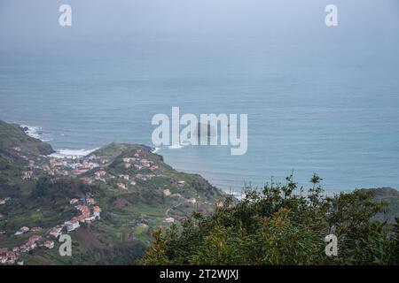 Côte de l'île de Madère, Portugal. Vue depuis la colline. Banque D'Images