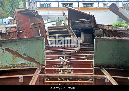 Erinnerung an die Flutkatastrophe 2021 Das erste Motorschiff Moornixe, das auf dem Namen Baldeney im Jahre 1933 getauft wurde und auf dem gleichnamigen Essener See als Ausflugsschiff unterwegs war, trug zeitweilig den Namen Nixe und war eine Zeit lang in Ostfriesland. Nachdem das Schiff beim Hochwasser am 15. Juli 2021 Gesunken war, steht es heute kurz nach der Ankunft weitgehend unbeachtet und in einem völlig zerstörten Zustand nahe dem Spillenburger Wehr neben der Ruhr. Essen Nordrhein-Westfalen Deutschland Westfalenstraße *** souvenir de la catastrophe des inondations en 2021 le premier navire à moteur Mo Banque D'Images