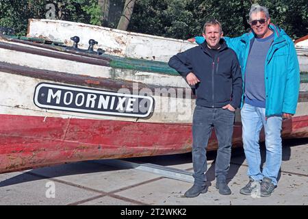 Erinnerung an die Flutkatastrophe 2021 Die Initiatoren zum Erhalt eines historischen Schiffes, Daniel Schäfer, Abteilungsleiter Catering und Betriebsverpflegung links und Heiner Mausehund rechts, Vorsitzender der Gesellschaft der neuen Arbeit stehen vor dem erschiff Motorschiff Moornixe, das auf dem Namen Baldeney im Jahre 1933 getauft wurde und auf dem gleichnamigen Essener See als Ausflugsschiff unterwegs war, trug zeitweilig den Namen Nixe und war eine Zeit lang in Ostfriesland. Nachdem das Schiff beim Hochwasser am 15. Juli 2021 Gesunken war, steht es heute kurz nach der Ankunft in einem Banque D'Images