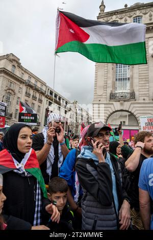 Des jeunes protestent contre la guerre israélienne de Gaza avec des drapeaux et des pancartes palestiniens. Londres, octobre 2023. Banque D'Images