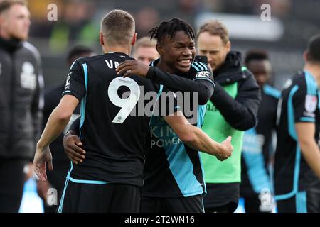Swansea, Royaume-Uni. 21 octobre 2023. Abdul Fatawu de Leicester City célèbre avec Jamie Vardy de Leicester City à la fin du match. Match de championnat EFL Skybet, Swansea City contre Leicester City au Swansea.com Stadium à Swansea, pays de Galles le samedi 21 octobre 2023. Cette image ne peut être utilisée qu'à des fins éditoriales. Usage éditorial uniquement, photo par Andrew Orchard/Andrew Orchard photographie sportive/Alamy Live News crédit : Andrew Orchard photographie sportive/Alamy Live News Banque D'Images