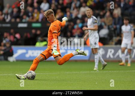 Swansea, Royaume-Uni. 21 octobre 2023. Carl Rushworth, le gardien de but de la ville de Swansea en action. Match de championnat EFL Skybet, Swansea City contre Leicester City au Swansea.com Stadium à Swansea, pays de Galles le samedi 21 octobre 2023. Cette image ne peut être utilisée qu'à des fins éditoriales. Usage éditorial uniquement, photo par Andrew Orchard/Andrew Orchard photographie sportive/Alamy Live News crédit : Andrew Orchard photographie sportive/Alamy Live News Banque D'Images