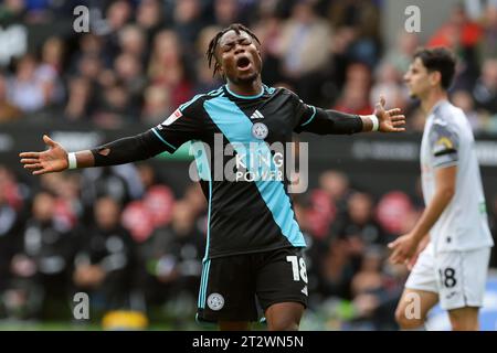 Swansea, Royaume-Uni. 21 octobre 2023. Abdul Fatawu de Leicester City réagit. Match de championnat EFL Skybet, Swansea City contre Leicester City au Swansea.com Stadium à Swansea, pays de Galles le samedi 21 octobre 2023. Cette image ne peut être utilisée qu'à des fins éditoriales. Usage éditorial uniquement, photo par Andrew Orchard/Andrew Orchard photographie sportive/Alamy Live News crédit : Andrew Orchard photographie sportive/Alamy Live News Banque D'Images