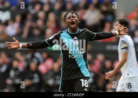 Swansea, Royaume-Uni. 21 octobre 2023. Abdul Fatawu de Leicester City réagit. Match de championnat EFL Skybet, Swansea City contre Leicester City au Swansea.com Stadium à Swansea, pays de Galles le samedi 21 octobre 2023. Cette image ne peut être utilisée qu'à des fins éditoriales. Usage éditorial uniquement, photo par Andrew Orchard/Andrew Orchard photographie sportive/Alamy Live News crédit : Andrew Orchard photographie sportive/Alamy Live News Banque D'Images