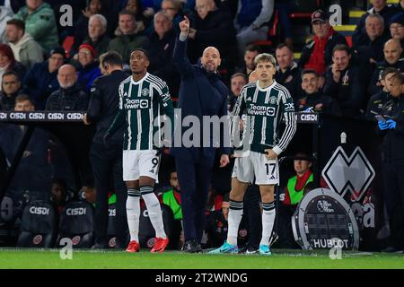 Sheffield, Royaume-Uni. 21 octobre 2023. Le Manager de Manchester United Erik Ten Hag se prépare à affronter Anthony Martial #9 de Manchester United et Alejandro Garnacho #17 de Manchester United lors du match de Premier League Sheffield United vs Manchester United à Bramall Lane, Sheffield, Royaume-Uni, le 21 octobre 2023 (photo de Conor Molloy/News Images) à Sheffield, Royaume-Uni le 10/21/2023. (Photo de Conor Molloy/News Images/Sipa USA) crédit : SIPA USA/Alamy Live News Banque D'Images
