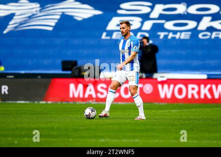 John Smith's Stadium, Huddersfield, Angleterre - 21 octobre 2023 Tom Lees (32) de Huddersfield Town - pendant le match Huddersfield Town v Queens Park Rangers, Sky Bet Championship, 2023/24, John Smith's Stadium, Huddersfield, Angleterre - 21 octobre 2023 crédit : Arthur Haigh/WhiteRosePhotos/Alamy Live News Banque D'Images