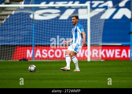 John Smith's Stadium, Huddersfield, Angleterre - 21 octobre 2023 Tom Lees (32) de Huddersfield Town - pendant le match Huddersfield Town v Queens Park Rangers, Sky Bet Championship, 2023/24, John Smith's Stadium, Huddersfield, Angleterre - 21 octobre 2023 crédit : Arthur Haigh/WhiteRosePhotos/Alamy Live News Banque D'Images