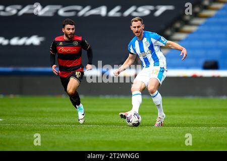 John Smith's Stadium, Huddersfield, Angleterre - 21 octobre 2023 Tom Lees (32) de Huddersfield Town efface le ballon avec Ilias chair (10) de Queens Park Rangers proches derrière - pendant le match Huddersfield Town v Queens Park Rangers, Sky Bet Championship, 2023/24, John Smith's Stadium, Huddersfield, Angleterre - 21 octobre 2023 crédit : Arthur Haigh/WhiteRosePhotos/Alamy Live News Banque D'Images