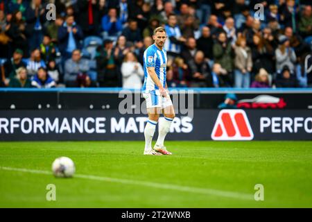 John Smith's Stadium, Huddersfield, Angleterre - 21 octobre 2023 Tom Lees (32) de Huddersfield Town - pendant le match Huddersfield Town v Queens Park Rangers, Sky Bet Championship, 2023/24, John Smith's Stadium, Huddersfield, Angleterre - 21 octobre 2023 crédit : Arthur Haigh/WhiteRosePhotos/Alamy Live News Banque D'Images