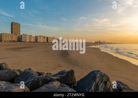 Skyline de la ville d'Ostende et plage de la mer du Nord au coucher du soleil, Flandre, Belgique. Banque D'Images