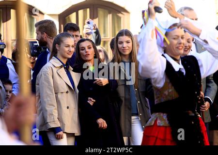 Espagne. 21 octobre 2023. La famille royale espagnole visite les paroisses de Peon et Candanal, une ville exemplaire. Princesse Leonor aura 18 ans et jurera dans la constitution et le roi ce mois-ci. (Photo de Mercedes Menendez/Pacific Press) crédit : Pacific Press Media production Corp./Alamy Live News Banque D'Images