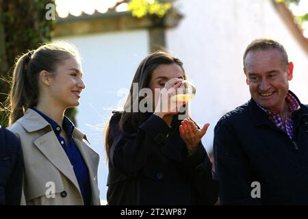 Espagne. 21 octobre 2023. La famille royale espagnole visite les paroisses de Peon et Candanal, une ville exemplaire. Princesse Leonor aura 18 ans et jurera dans la constitution et le roi ce mois-ci. (Photo de Mercedes Menendez/Pacific Press) crédit : Pacific Press Media production Corp./Alamy Live News Banque D'Images