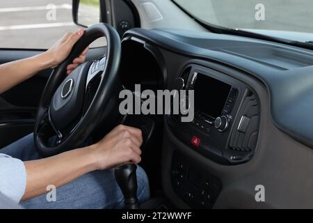 Auto-école. Homme sur le siège du conducteur dans une voiture moderne, gros plan Banque D'Images