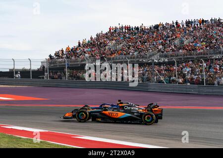 Austin, États-Unis. 21 octobre 2023. Oscar Piastri, pilote australien de Formule 1 de McLaren F1 Team, et Alex Albon, pilote thaïlandais de Formule 1 de Williams Racing, se battent pour Turn One lors du Sprint du Grand Prix de Formule 1 des États-Unis sur le circuit des Amériques à Austin, Texas, le samedi 21 octobre 2023. Photo de Greg Nash/UPI crédit : UPI/Alamy Live News Banque D'Images