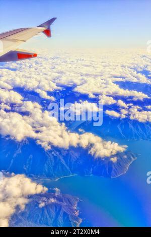 Avion approchant l'île du sud de la Nouvelle-Zélande Fiordland Milford Sound côte Pacifique - vue en plein air. Banque D'Images