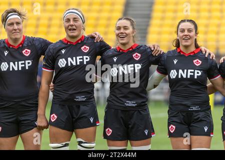 Wellington, Nouvelle-Zélande. 21 octobre 2023. Les membres de l'équipe canadienne sont tous souriants lorsqu'ils chantent leur hymne, O'Canada. Canada v pays de Galles. Tournoi international de rugby féminin WXV1. Sky Stadium. Wellington. Nouvelle-Zélande (Joe SERCI/SPP) crédit : SPP Sport Press photo. /Alamy Live News Banque D'Images