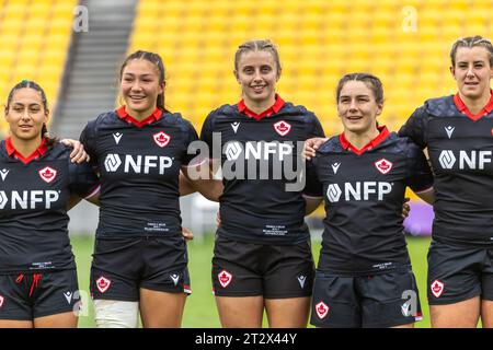 Wellington, Nouvelle-Zélande. 21 octobre 2023. Les membres de l'équipe canadienne sont tous souriants lorsqu'ils chantent leur hymne, O'Canada. Canada v pays de Galles. Tournoi international de rugby féminin WXV1. Sky Stadium. Wellington. Nouvelle-Zélande (Joe SERCI/SPP) crédit : SPP Sport Press photo. /Alamy Live News Banque D'Images