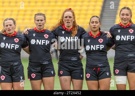 Wellington, Nouvelle-Zélande. 21 octobre 2023. L'équipe canadienne chante son hymne, O'Canada, avec fierté. Canada v pays de Galles. Tournoi international de rugby féminin WXV1. Sky Stadium. Wellington. Nouvelle-Zélande (Joe SERCI/SPP) crédit : SPP Sport Press photo. /Alamy Live News Banque D'Images