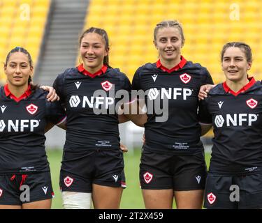 Wellington, Nouvelle-Zélande. 21 octobre 2023. Les membres de l'équipe canadienne sont tous souriants lorsqu'ils chantent leur hymne, O'Canada. Canada v pays de Galles. Tournoi international de rugby féminin WXV1. Sky Stadium. Wellington. Nouvelle-Zélande (Joe SERCI/SPP) crédit : SPP Sport Press photo. /Alamy Live News Banque D'Images