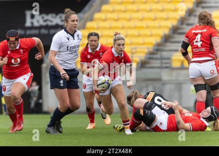 Wellington, Nouvelle-Zélande. 21 octobre 2023. Le demi-arrière gallois, Keira Bevan, s'écoule dans l'espace. Canada v pays de Galles. Tournoi international de rugby féminin WXV1. Sky Stadium. Wellington. Nouvelle-Zélande (Joe SERCI/SPP) crédit : SPP Sport Press photo. /Alamy Live News Banque D'Images