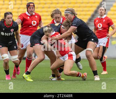 Wellington, Nouvelle-Zélande. 21 octobre 2023. Le demi-arrière gallois, Keira Bevan, s'est attaqué au ballon. Canada v pays de Galles. Tournoi international de rugby féminin WXV1. Sky Stadium. Wellington. Nouvelle-Zélande (Joe SERCI/SPP) crédit : SPP Sport Press photo. /Alamy Live News Banque D'Images