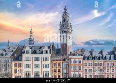 Lille, anciennes maisons du centre, et le beffroi de la Chambre de Commerce Banque D'Images