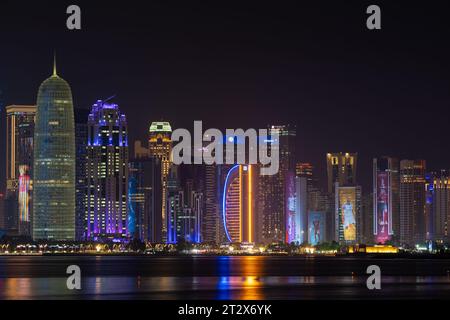La ville de West Bay Skyline la nuit à Doha, Qatar. Banque D'Images