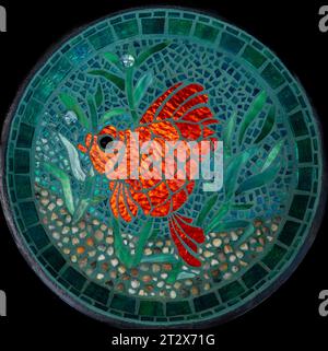 Mosaïques de verre de natation de poisson rouge avec des biseaux et des rochers. Banque D'Images