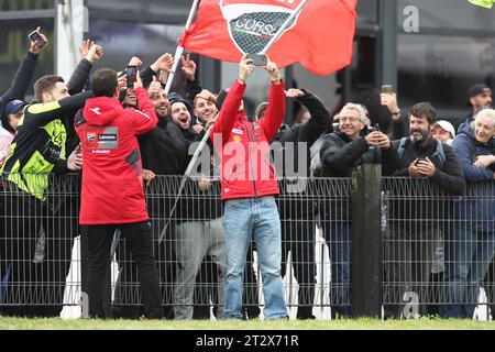 PHILLIP ISLAND, Australie. 22 octobre 2023. 2023 Guru par Gryfyn Australian Motorcycle Grand Prix - Francesco Bagnaia (Italie) en course pour Ducati Lenovo rencontre des fans après que la course de sprint ait été annulée au Phillip Island Grand Prix circuit le 22 octobre 2023 à Phillip Island, Australie-image Credit : brett keating/Alamy Live News Banque D'Images