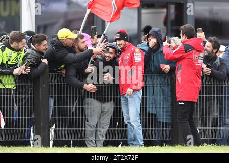 PHILLIP ISLAND, Australie. 22 octobre 2023. 2023 Guru par Gryfyn Australian Motorcycle Grand Prix - Francesco Bagnaia (Italie) en course pour Ducati Lenovo rencontre des fans après que la course de sprint ait été annulée au Phillip Island Grand Prix circuit le 22 octobre 2023 à Phillip Island, Australie-image Credit : brett keating/Alamy Live News Banque D'Images