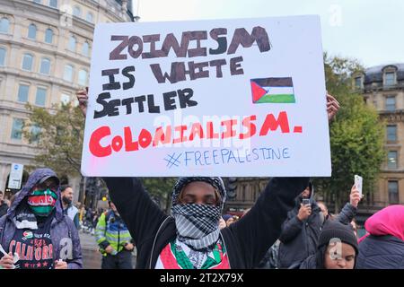 Londres, Royaume-Uni. 21 octobre 2023. On estime que 100 000 personnes ont défilé en faveur de la Palestine, se terminant à Whitehall où un rassemblement a eu lieu, appelant à un cessez-le-feu entre les forces israéliennes et les militants du Hamas. Mercredi, une explosion s'est produite à l'hôpital arabe Al-Ahli, tuant et blessant des centaines de personnes, provoquant l'indignation dans le monde entier. On ignore qui était responsable de l'explosion. Crédit : Photographie de onzième heure / Alamy Live News Banque D'Images