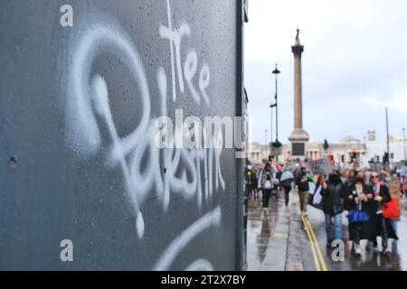 Londres, Royaume-Uni. 21 octobre 2023. On estime que 100 000 personnes ont défilé en faveur de la Palestine, se terminant à Whitehall où un rassemblement a eu lieu, appelant à un cessez-le-feu entre les forces israéliennes et les militants du Hamas. Mercredi, une explosion s'est produite à l'hôpital arabe Al-Ahli, tuant et blessant des centaines de personnes, provoquant l'indignation dans le monde entier. On ignore qui était responsable de l'explosion. Crédit : Photographie de onzième heure / Alamy Live News Banque D'Images