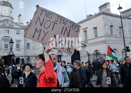 Londres, Royaume-Uni. 21 octobre 2023. On estime que 100 000 personnes ont défilé en faveur de la Palestine, se terminant à Whitehall où un rassemblement a eu lieu, appelant à un cessez-le-feu entre les forces israéliennes et les militants du Hamas. Mercredi, une explosion s'est produite à l'hôpital arabe Al-Ahli, tuant et blessant des centaines de personnes, provoquant l'indignation dans le monde entier. On ignore qui était responsable de l'explosion. Crédit : Photographie de onzième heure / Alamy Live News Banque D'Images