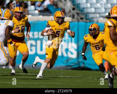 Jacksonville, Floride, États-Unis. 21 octobre 2023. Le quarterback de Bethune Cookman, Luke Sprague (5 ans), court avec le ballon lors de la 1e moitié du match de football NCAA entre les Jaguars de l'Université du Sud et les Wildcats de Bethune Cookman au stade Everbank de Jacksonville, en Floride. Romeo T Guzman/Cal Sport Media/Alamy Live News Banque D'Images