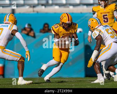 Jacksonville, Floride, États-Unis. 21 octobre 2023. Bethune Cookman Running back Jaiden Bivens (33) court avec le ballon dans la 1e moitié du match de football NCAA entre les Jaguars de l'Université du Sud et les Wildcats de Bethune Cookman au stade Everbank de Jacksonville, Floride. Romeo T Guzman/Cal Sport Media/Alamy Live News Banque D'Images