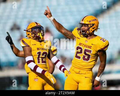 Jacksonville, Floride, États-Unis. 21 octobre 2023. Le linebacker de Bethune Cookman Dearis Thomas (25) réagit après un match de football en 1e mi-temps de la NCAA entre les Jaguars de l'Université du Sud et les Wildcats de Bethune Cookman au stade Everbank de Jacksonville, en Floride. Romeo T Guzman/Cal Sport Media/Alamy Live News Banque D'Images