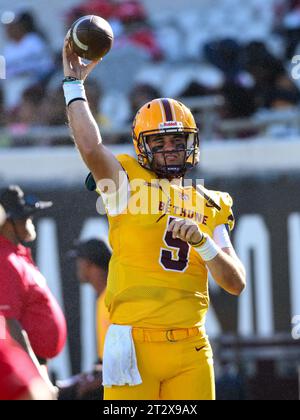 Jacksonville, Floride, États-Unis. 21 octobre 2023. Le quarterback de Bethune Cookman, Luke Sprague (5 ans), reste libre sur le banc de touche dans le match de football de la 1e moitié de la NCAA entre les Jaguars de l'Université du Sud et les Wildcats de Bethune Cookman au stade Everbank de Jacksonville, en Floride. Romeo T Guzman/Cal Sport Media/Alamy Live News Banque D'Images