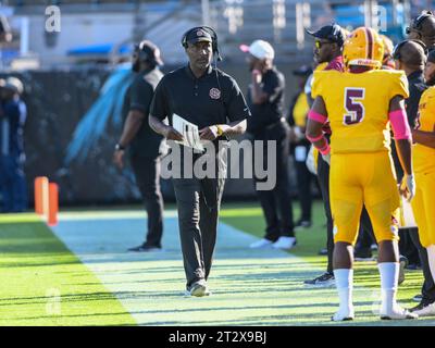 Jacksonville, Floride, États-Unis. 21 octobre 2023. Raymond Woodie Jr, entraîneur-chef de Bethune Cookman, joue sur le banc de touche en 1e mi-temps entre les Jaguars de l'Université du Sud et les Wildcats de Bethune Cookman au stade Everbank de Jacksonville, en Floride. Romeo T Guzman/Cal Sport Media/Alamy Live News Banque D'Images