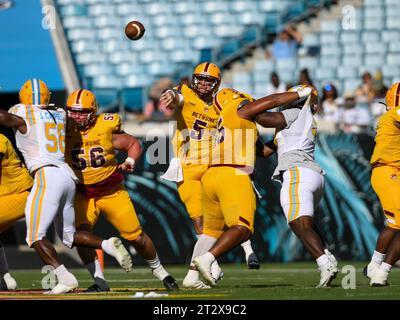 Jacksonville, Floride, États-Unis. 21 octobre 2023. Le quarterback de Bethune Cookman Luke Sprague (5) lance le ballon lors de la 1e moitié du match de football NCAA entre les Jaguars de l'Université du Sud et les Wildcats de Bethune Cookman au stade Everbank de Jacksonville, en Floride. Romeo T Guzman/Cal Sport Media/Alamy Live News Banque D'Images