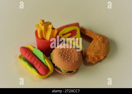 Image en gros plan de la malbouffe comme hamburger, frites et pizza. Concept de mauvaises habitudes alimentaires. Banque D'Images