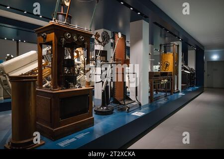 Remscheid, Allemagne. 17 octobre 2023. Vue de la collection d'exposition du musée allemand Roentgen, avec un générateur de rayons X de 1918 à l'avant gauche. Les images radiographiques historiques du musée ont été nominées pour le patrimoine documentaire mondial de l'UNESCO. (À dpa: "Images de Röntgen - Un musée en voie de devenir un site du patrimoine mondial des documents") crédit : Marius Becker/dpa/Alamy Live News Banque D'Images