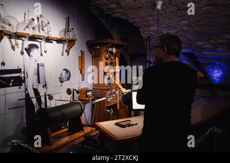 Remscheid, Allemagne. 17 octobre 2023. Un visiteur se tient devant une réplique d'une pratique historique de rayons X au musée allemand Röntgen. Les images radiographiques historiques du musée ont été nominées pour le patrimoine documentaire mondial de l'UNESCO. (À dpa: "Images de Röntgen - Un musée en voie de devenir un site du patrimoine mondial des documents") crédit : Marius Becker/dpa/Alamy Live News Banque D'Images