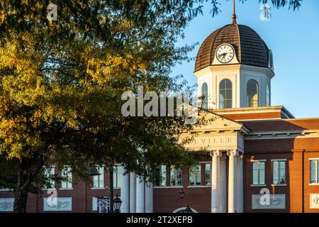 Hôtel de ville et palais de justice de Snellville au coucher du soleil à Snellville, Géorgie, juste à l'est d'Atlanta. (ÉTATS-UNIS) Banque D'Images