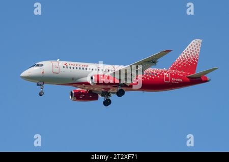 SAINT-PÉTERSBOURG, RUSSIE - 300 MAI 2023 : l'avion Sukhoi SuperJet 100-95B 'Uglich' (RA-89114) de Rossiya Airlines vole dans le ciel bleu sans nuages Banque D'Images