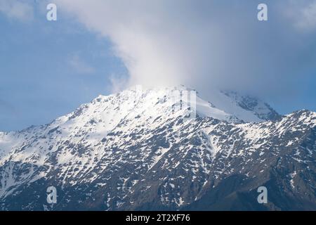 Un nuage recouvre l'un des sommets de la montagne. Caucase, Ossétie du Nord. Russie Banque D'Images