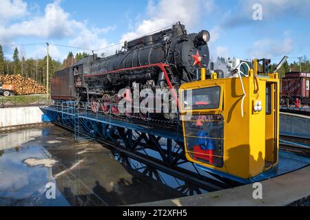 RUSKEALA, RUSSIE - 06 OCTOBRE 2023 : ancienne locomotive à vapeur soviétique L-5248 sur une platine tournante par une journée ensoleillée d'octobre Banque D'Images