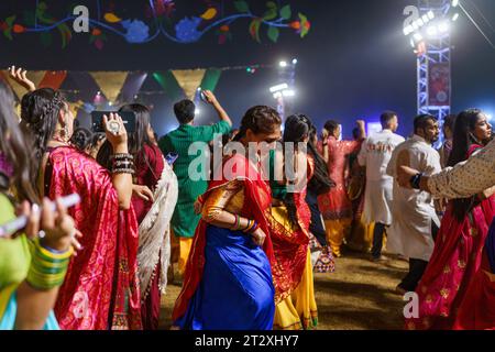 Baroda, Inde. 16 octobre 2023. De jeunes femmes indiennes vêtues de vêtements traditionnels dansent la danse traditionnelle Garba pendant le festival Navratri. Le festival hindou Navratri, qui dure 9 nuits, est célébré chaque année en octobre dans tout le nord de l'Inde, en particulier dans l'état du Gujarat, pour honorer les Goddes Durga et célébrer la victoire du bien sur le mal. Les gens se rassemblent dans des terrains ouverts pour exécuter ensemble la danse traditionnelle Garba portant des robes traditionnelles indiennes kurta et sari. (Photo Davide Bonaldo/Sipa USA) crédit : SIPA USA/Alamy Live News Banque D'Images