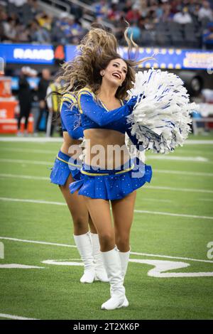 Les cheerleaders des Rams de Los Angeles jouent lors d'un match de football de la NFL contre les Cardinals de l'Arizona. Les Rams ont battu les Cardinaux 26 à 9 dimanche, le 15 octobre 2023, à Inglewood, Calif (Ed Ruvalcaba/image of Sport) Banque D'Images