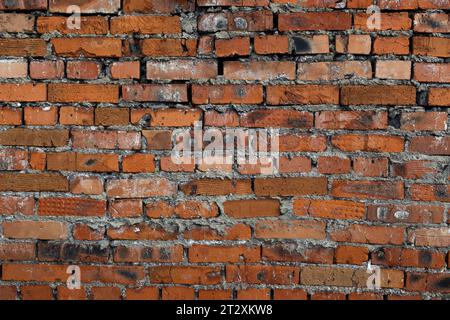 Texture d'un vieux mur de briques rugueuses fait de briques rouges. Banque D'Images